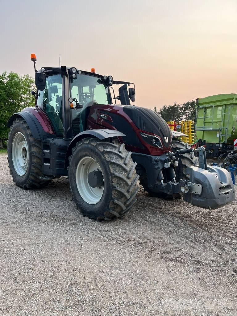 Valtra T 254 V الجرارات