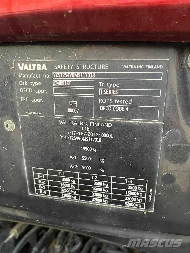 Valtra T 254 V الجرارات