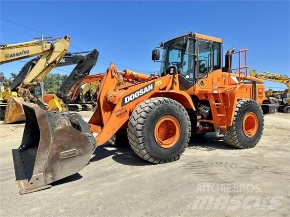 Doosan DL300 لوادر بعجل