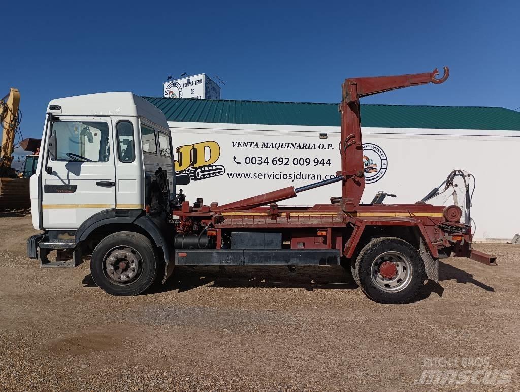 Renault M 210 شاحنات بمقصورة وهيكل