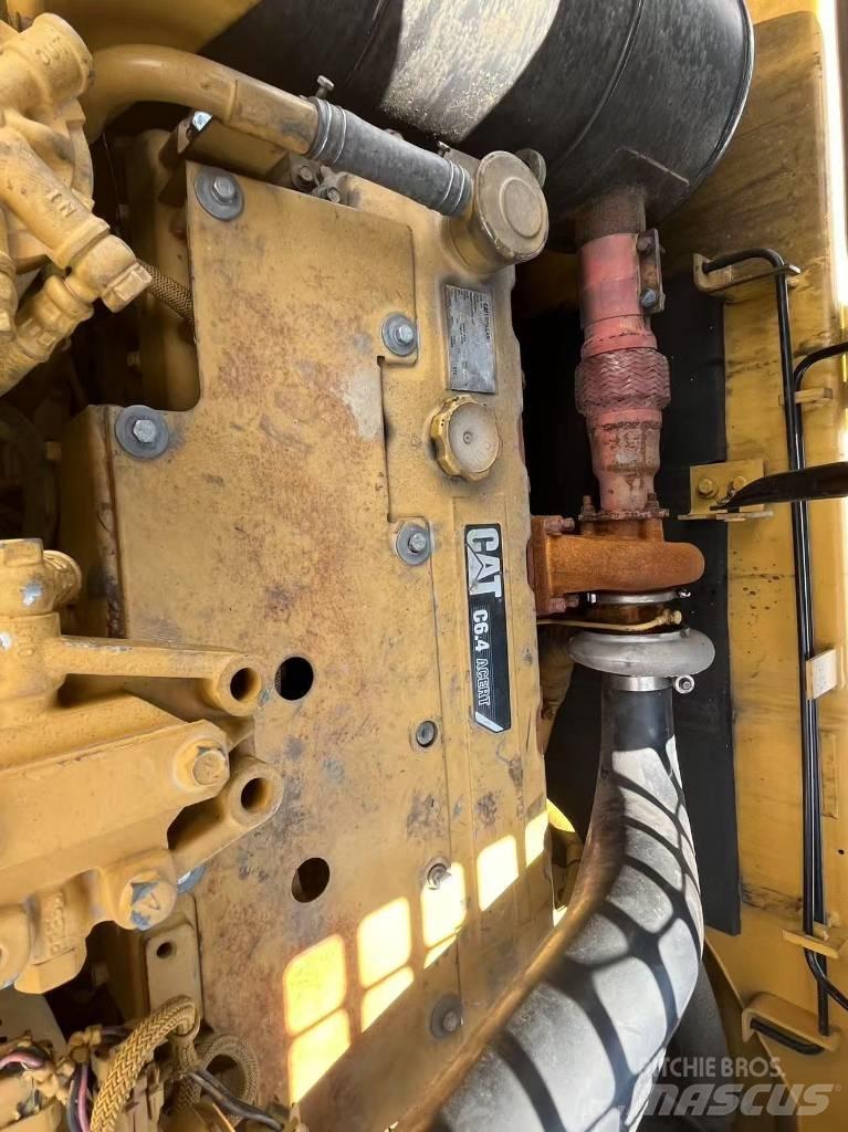 CAT 320d حفارات زحافة