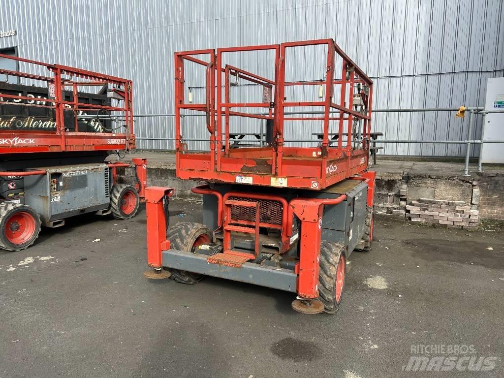 SkyJack SJ 6826 RT رافعات مقصية الشكل