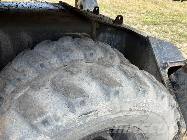 JCB JS 145 W حفارات بعجل