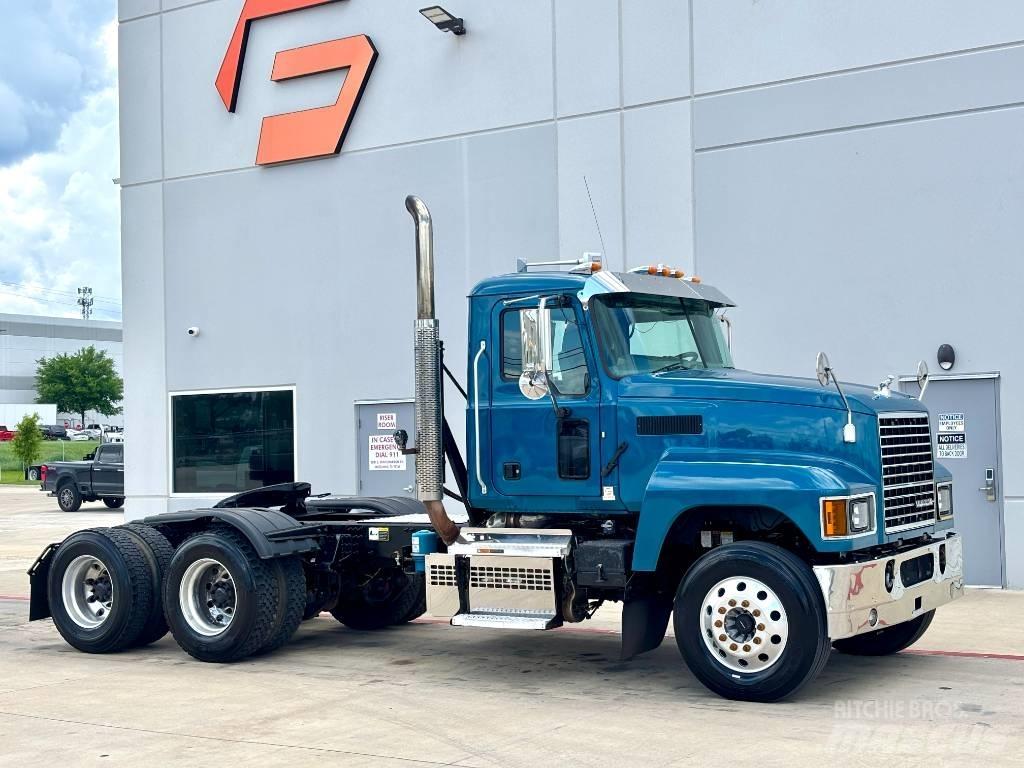 Mack Pinnacle وحدات الجر