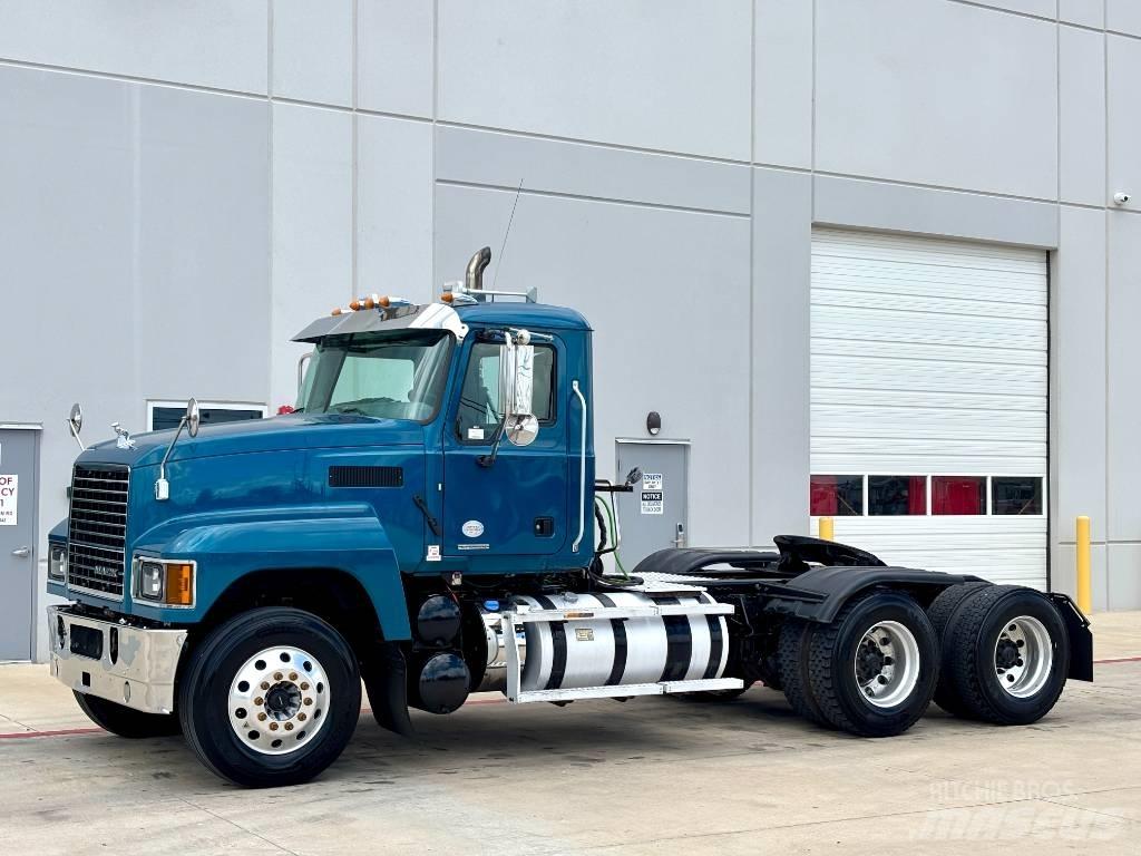 Mack Pinnacle وحدات الجر