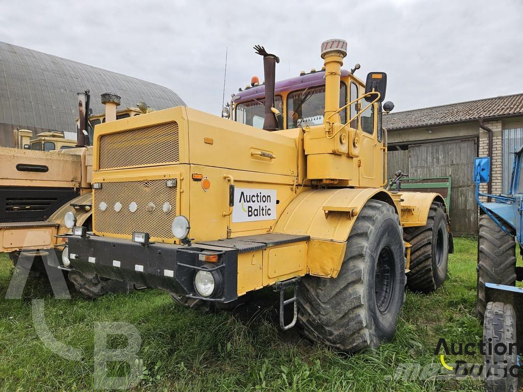  Kirovec K-701 الجرارات