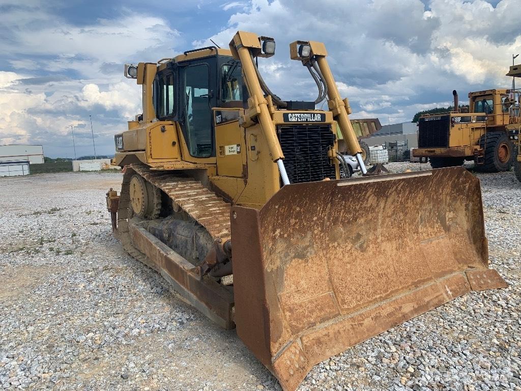 CAT D 6 T بلدوزرات مجنزرة