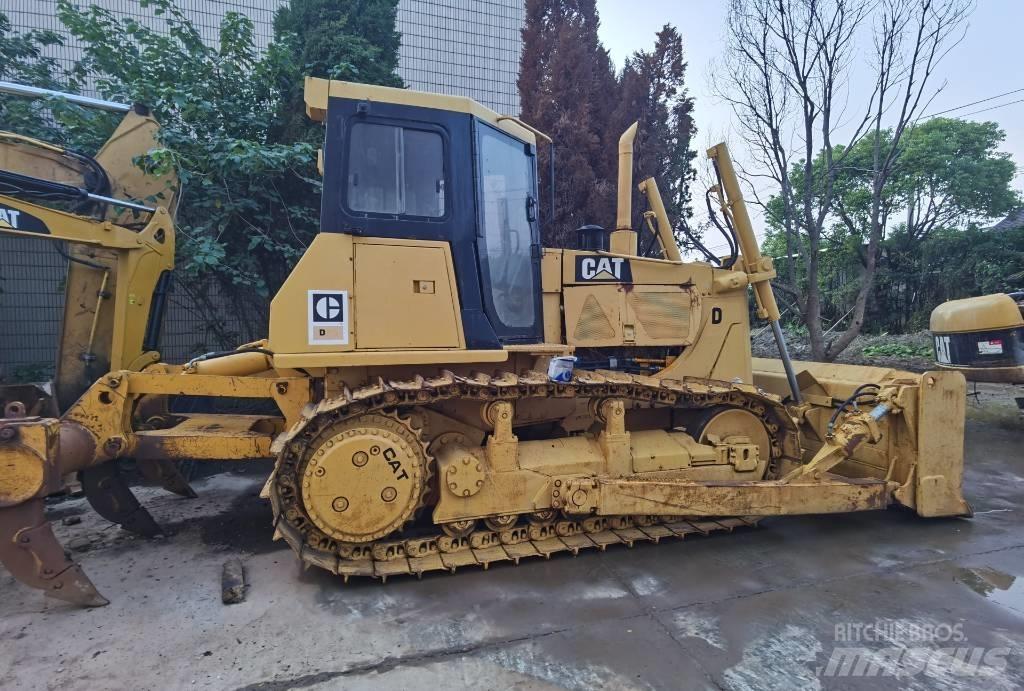 CAT D 7 G بلدوزرات مجنزرة