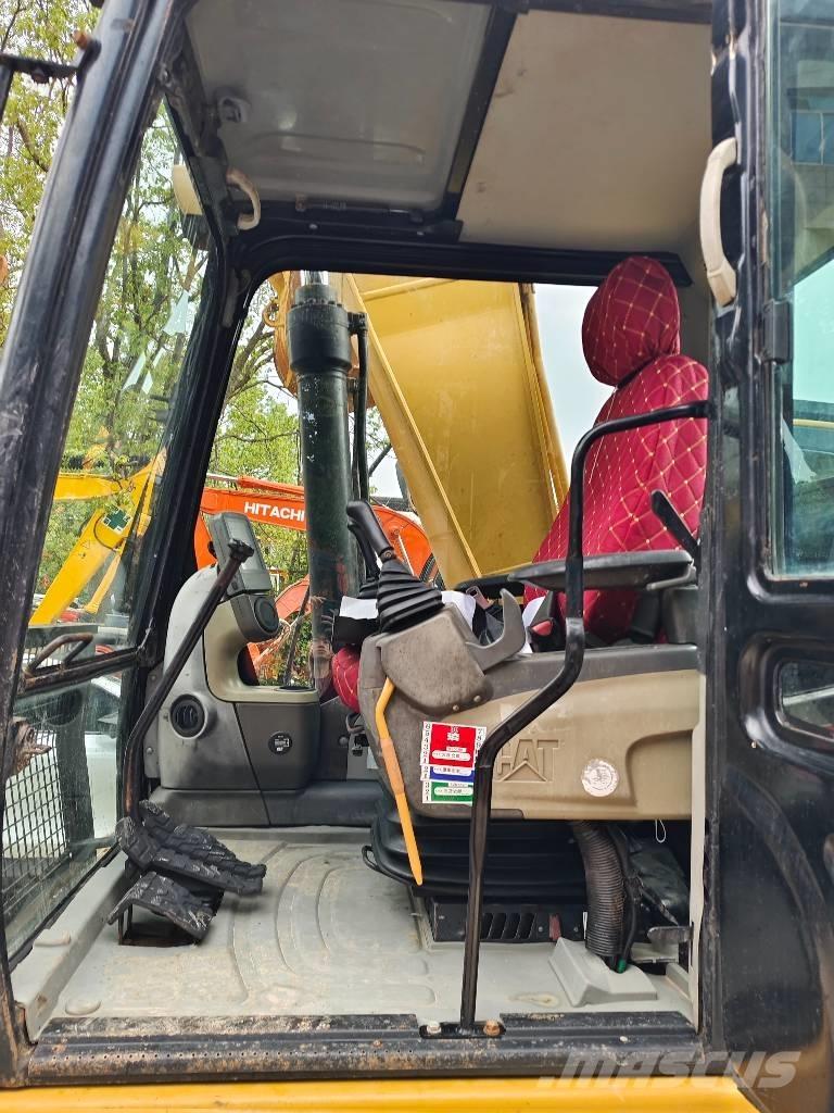 CAT 320 D2 حفارات زحافة