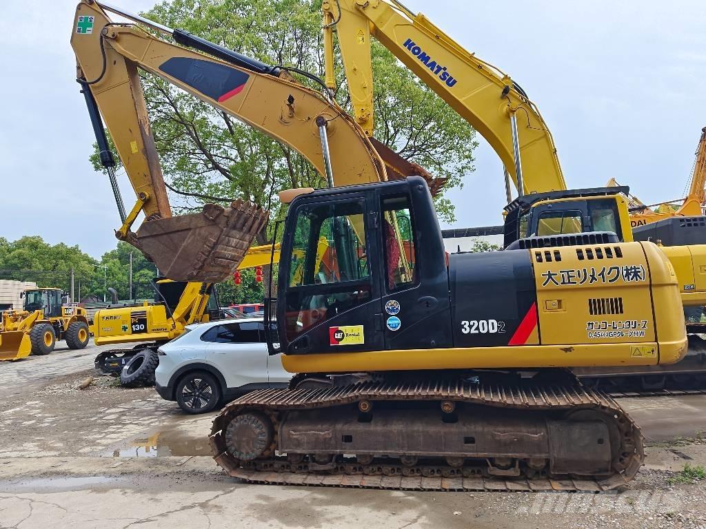 CAT 320 D2 حفارات زحافة
