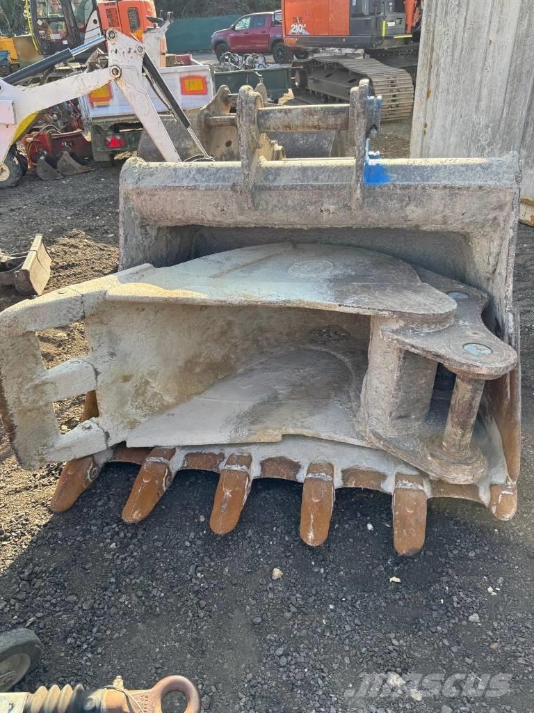 Hitachi ZX 210 LC-6 حفارات زحافة