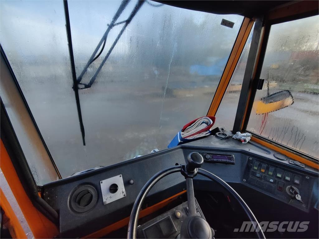 Sisu TR 180 AL 2 جرارات صالات المطارات