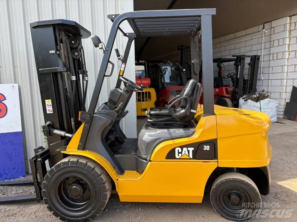 CAT DP30NT شاحنات الديزل