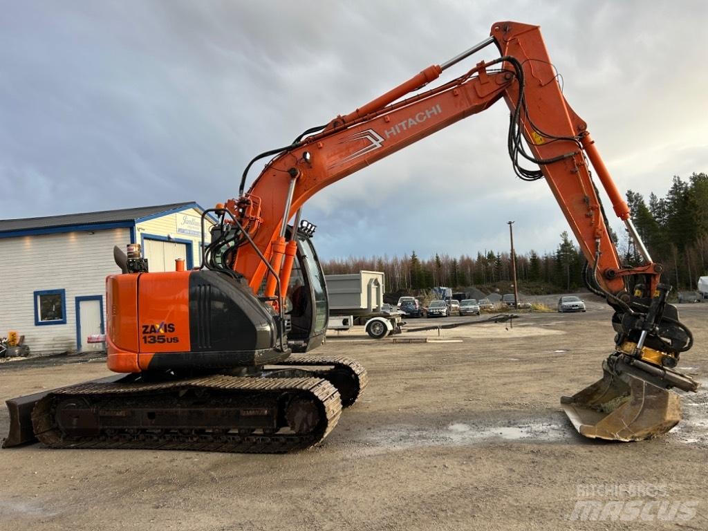 Hitachi ZX135US-5B حفارات زحافة