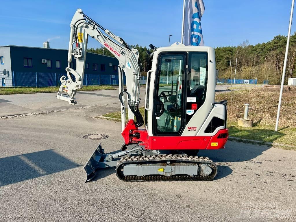 Takeuchi TB 225 حفارات صغيرة أقل من 7 طن (حفارات صغيرة)