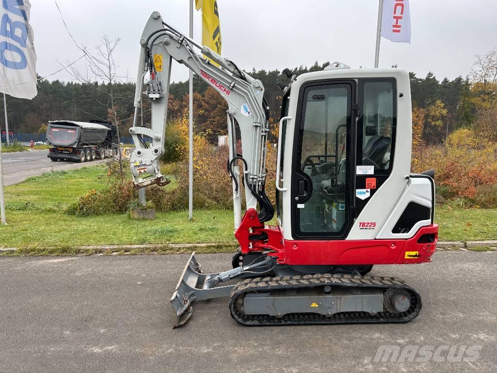 Takeuchi TB 225 حفارات صغيرة أقل من 7 طن (حفارات صغيرة)
