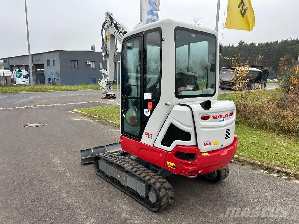Takeuchi TB 225 حفارات صغيرة أقل من 7 طن (حفارات صغيرة)