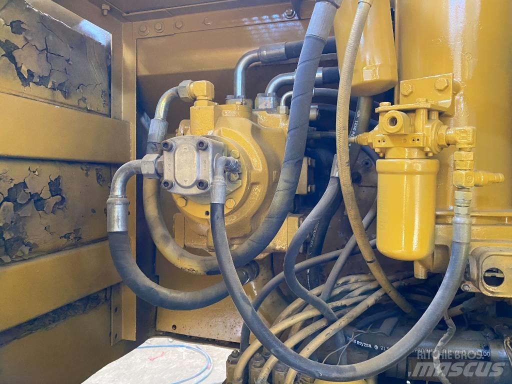 CAT 320 B حفارات زحافة