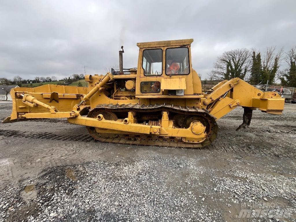 CAT D 7 بلدوزرات مجنزرة