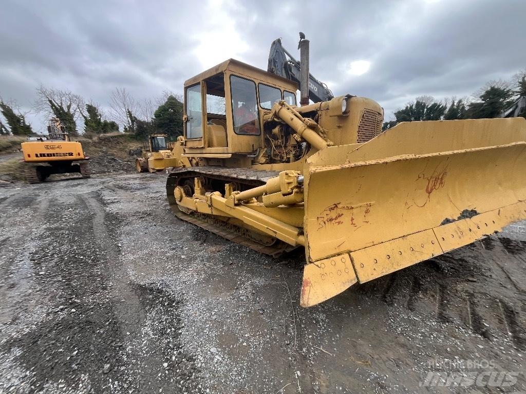 CAT D 7 بلدوزرات مجنزرة