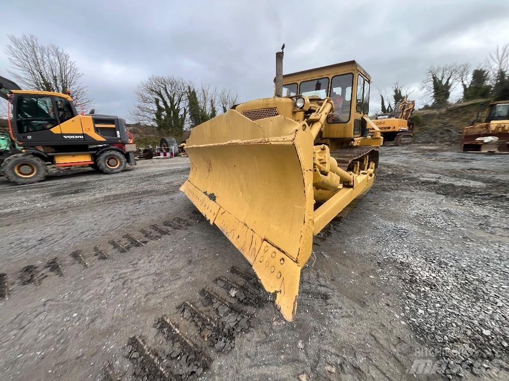 CAT D 7 بلدوزرات مجنزرة