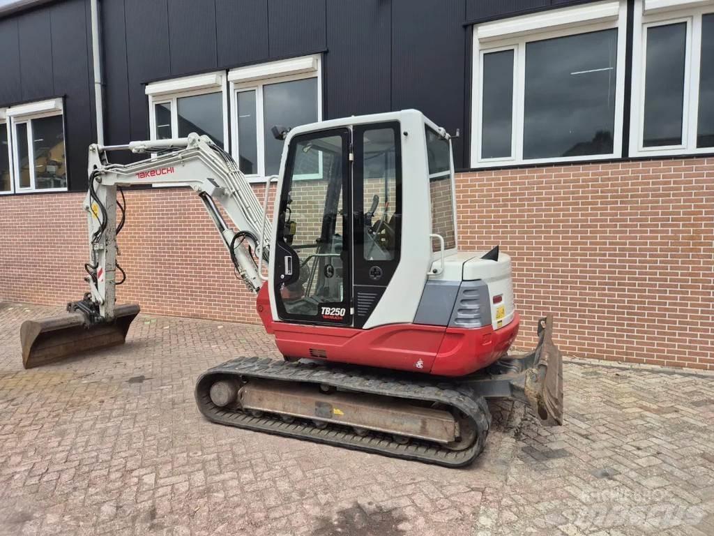 Takeuchi TB250 حفارات صغيرة أقل من 7 طن (حفارات صغيرة)