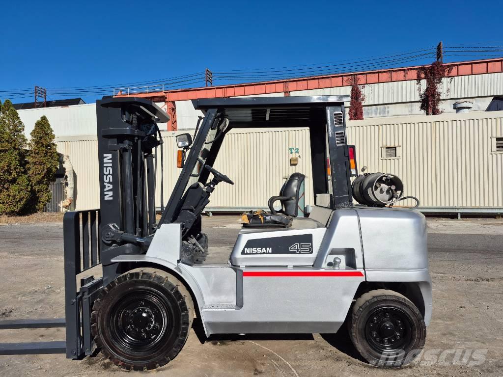 Nissan F04 B 40 H شاحنات ذات رافعات شوكية - أخرى