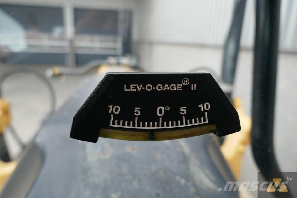 CAT 120M معدات تمهيد الطرق