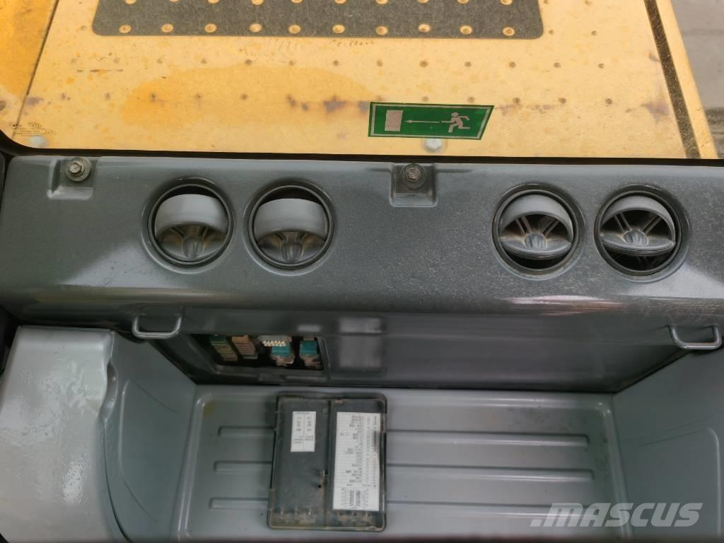 Komatsu PC 220-8 حفارات زحافة