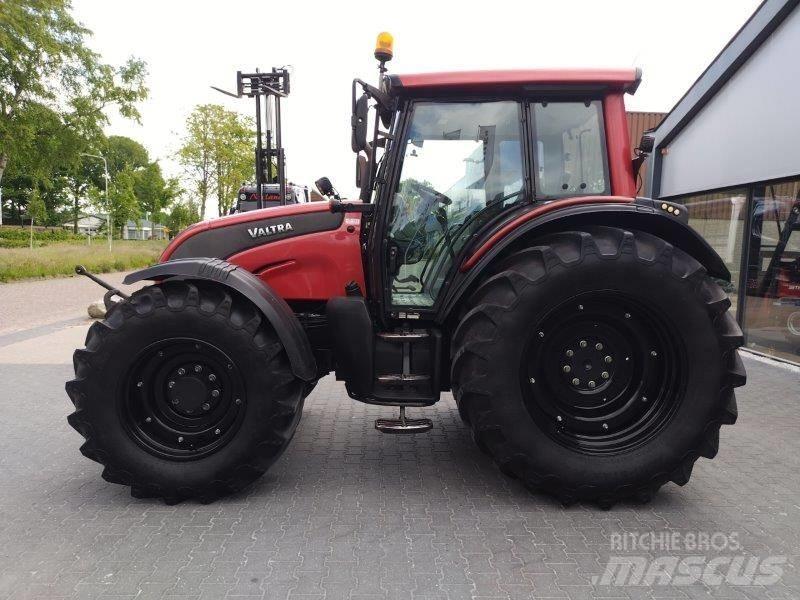 Valtra N 141 الجرارات