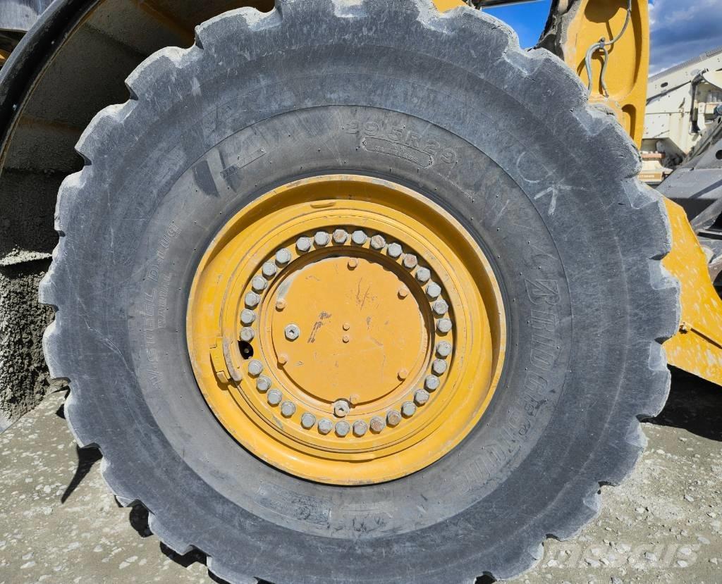 CAT 982 M لوادر بعجل