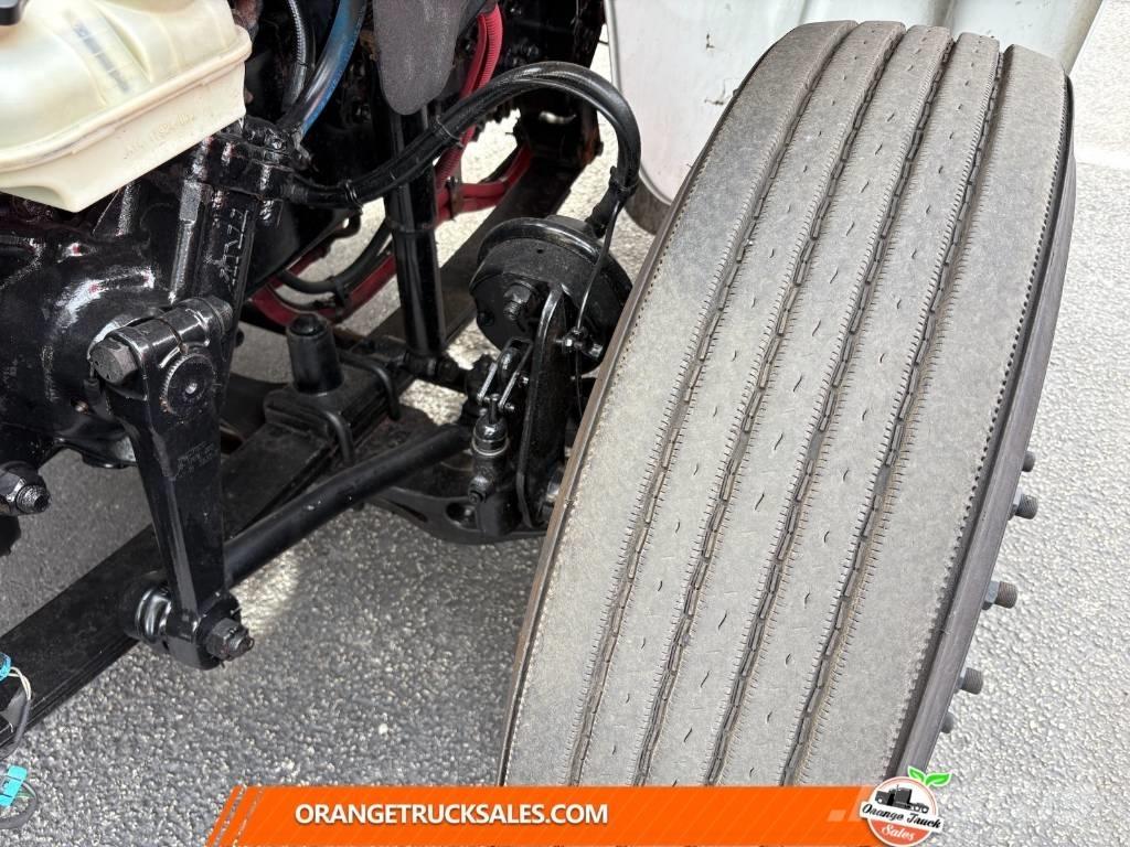 Freightliner M2 شاحنات بمقصورة وهيكل