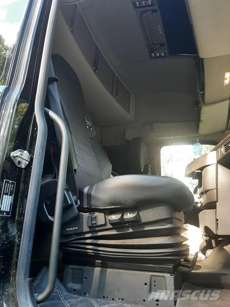 Volvo FH 13 شاحنات بمقصورة وهيكل