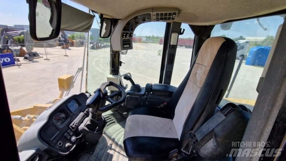CAT 962H لوادر بعجل