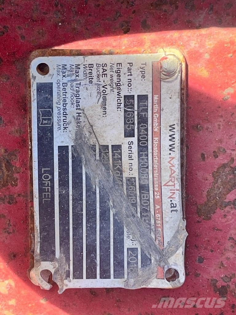 Takeuchi TB 295 W حفارات بعجل
