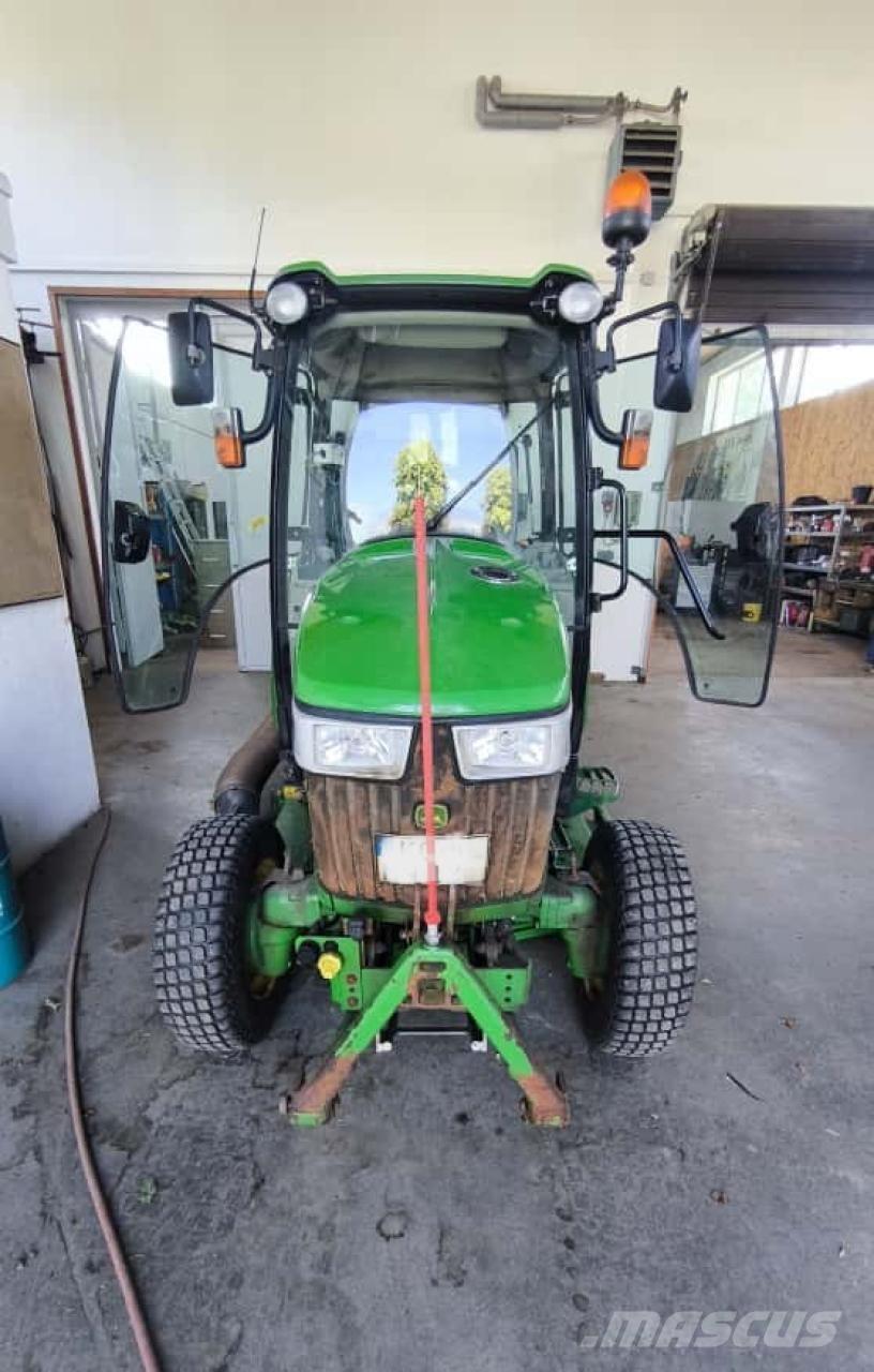 John Deere 3046R جرارات مدمجة