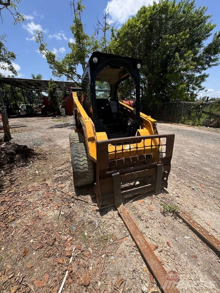 CAT 242 D لوادر انزلاقية التوجيه