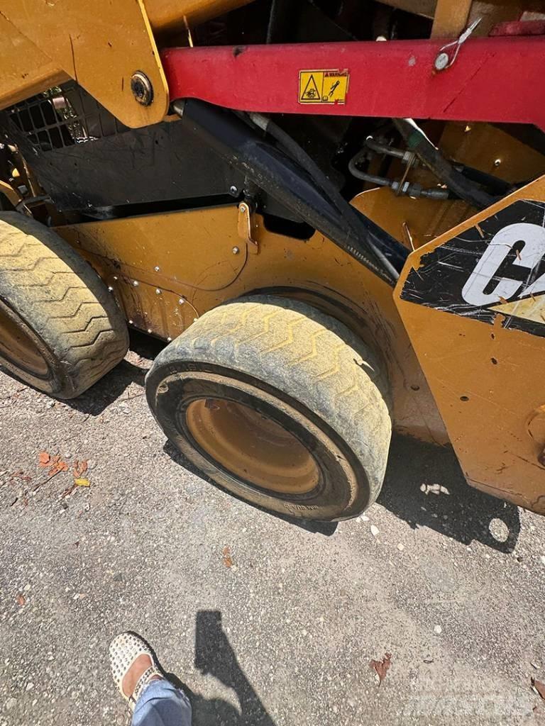 CAT 242 D لوادر انزلاقية التوجيه