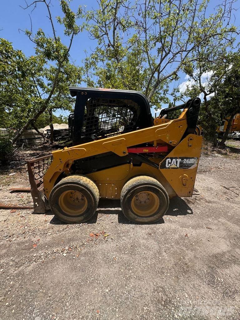 CAT 242 D لوادر انزلاقية التوجيه