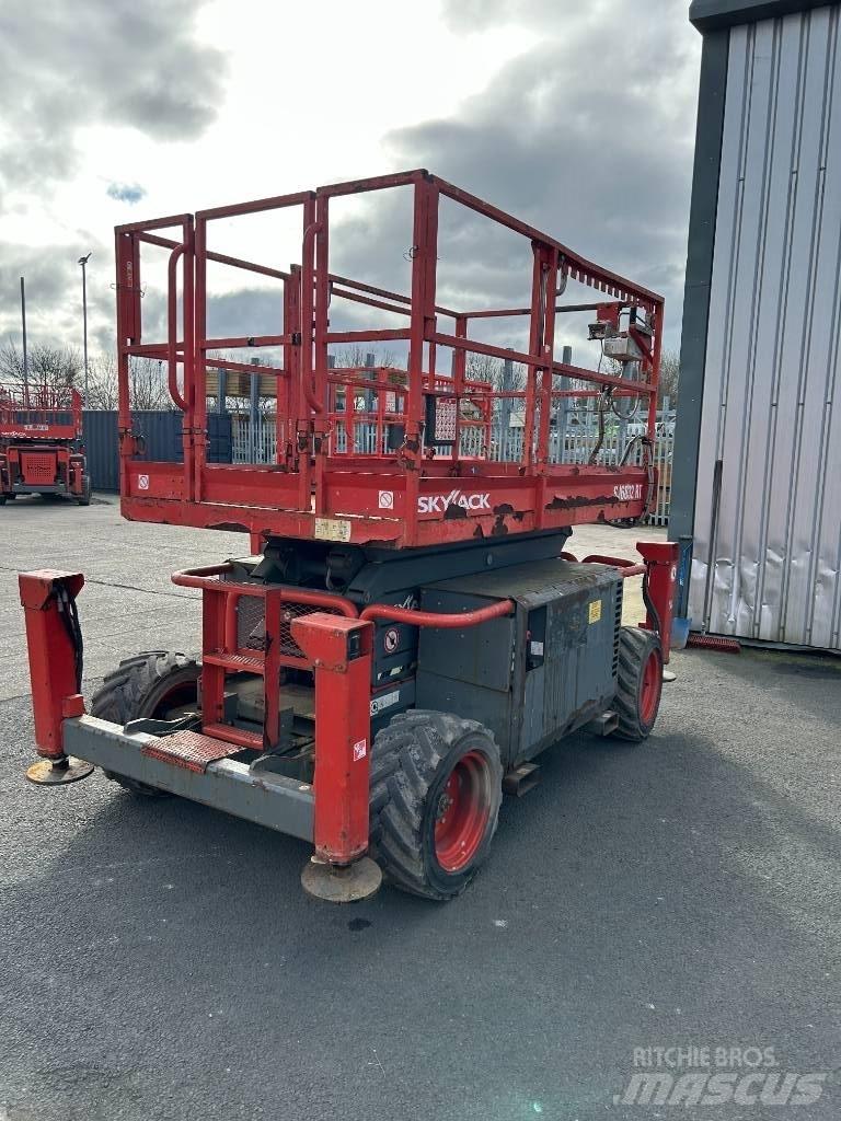 SkyJack SJ 6832 RT رافعات مقصية الشكل