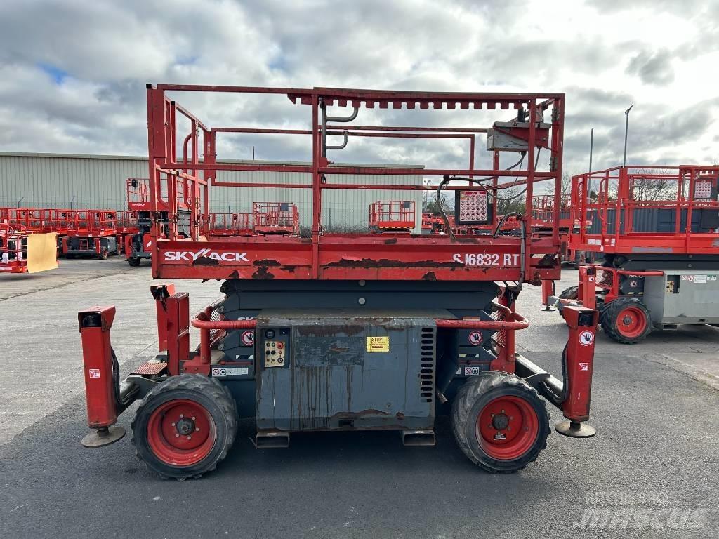 SkyJack SJ 6832 RT رافعات مقصية الشكل
