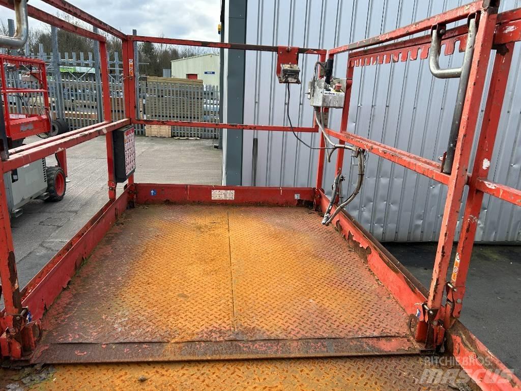 SkyJack SJ 6832 RT رافعات مقصية الشكل