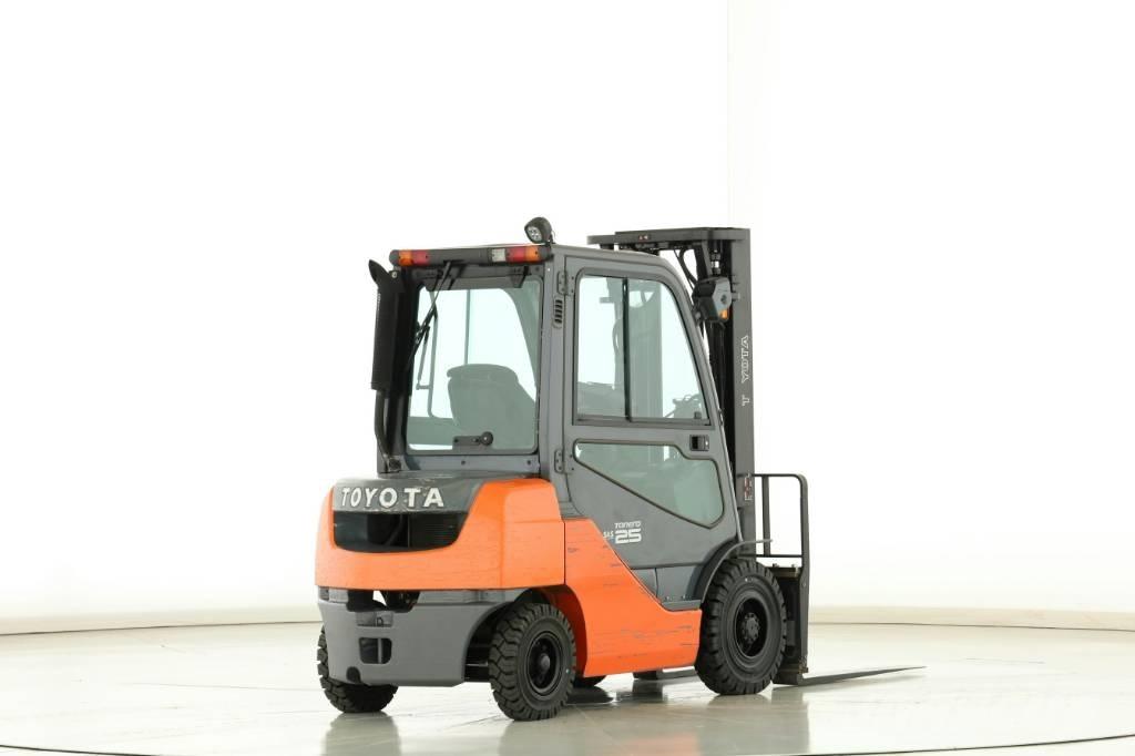 Toyota 02-8 FDF 25 شاحنات الديزل
