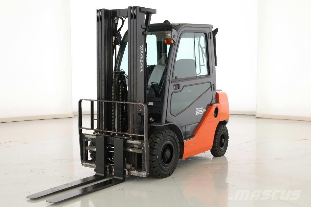 Toyota 02-8 FDF 25 شاحنات الديزل