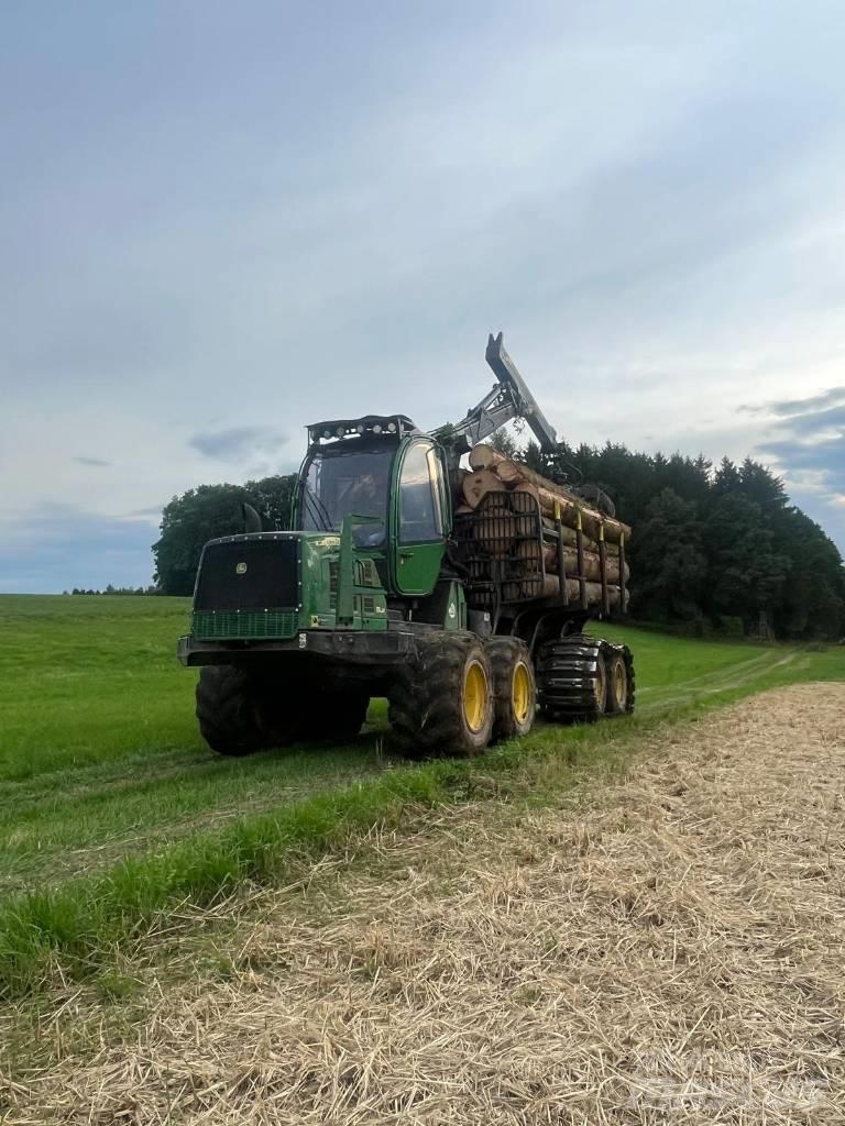 John Deere 1110E شاحنات