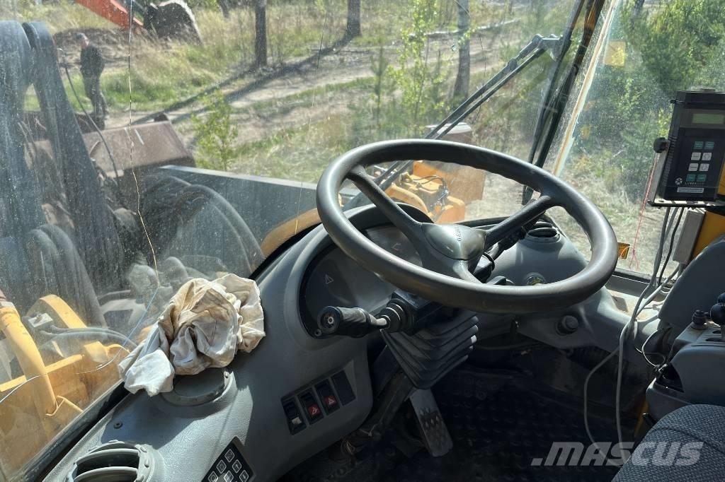 Volvo L 220 لوادر بعجل