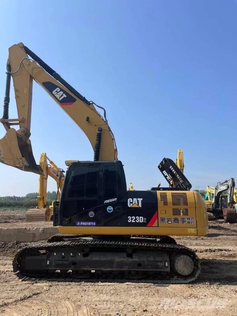 CAT 323 D حفارات زحافة