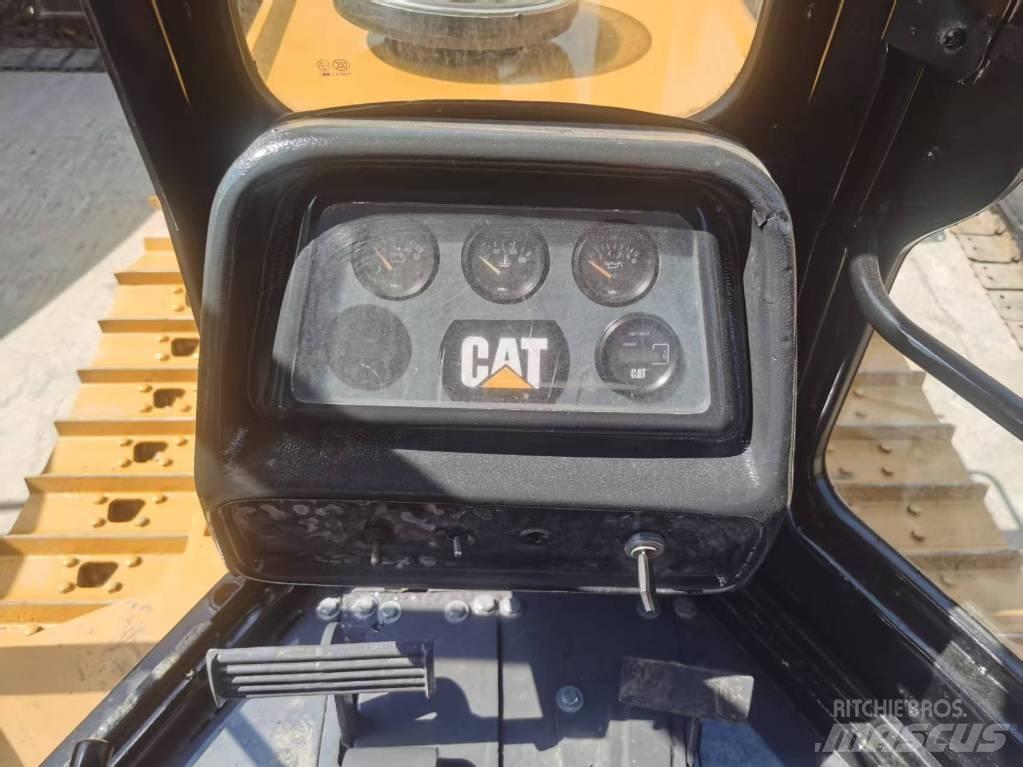 CAT D 5 K بلدوزرات مجنزرة