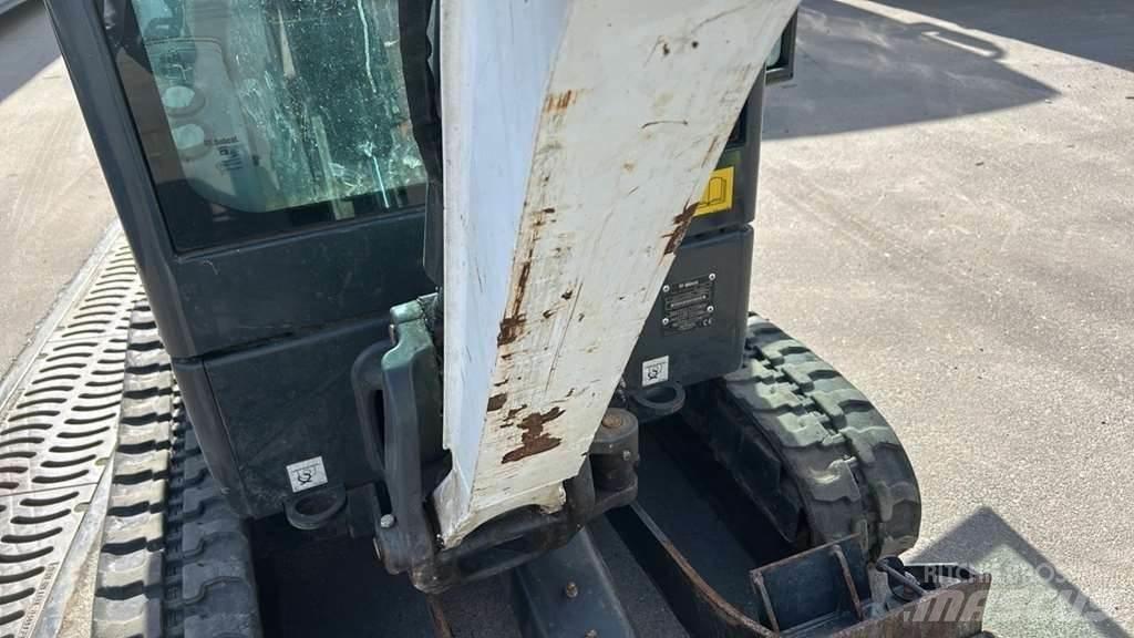 Bobcat e17 الجرارات