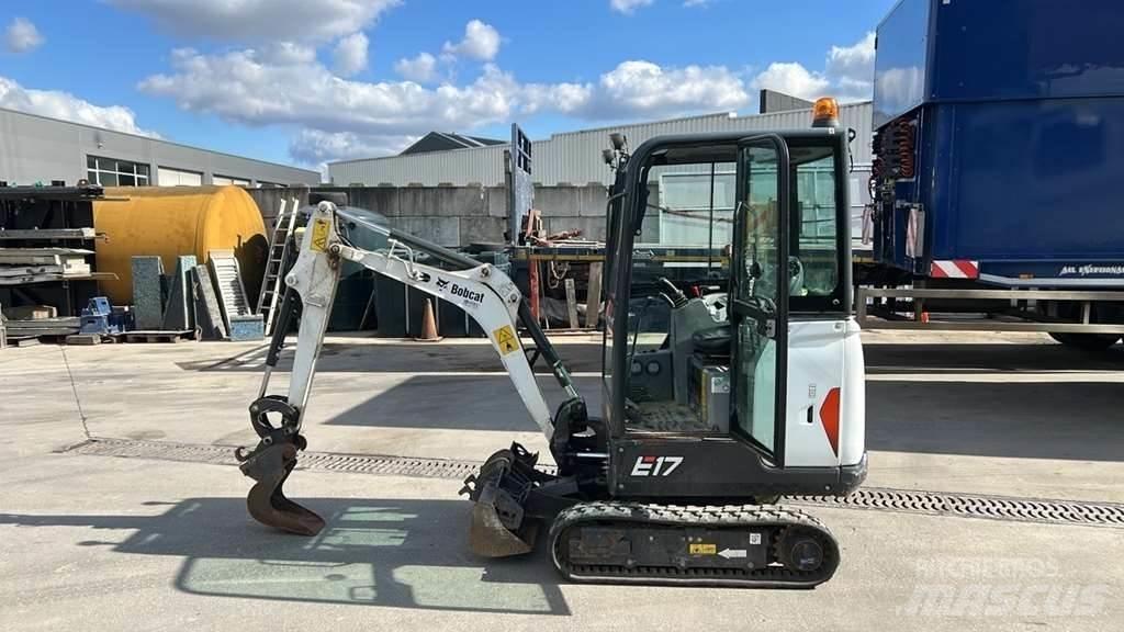 Bobcat e17 الجرارات